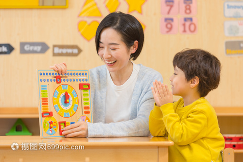 玩具里的童年世界 幼兒園老師與男孩的學(xué)前教育互動